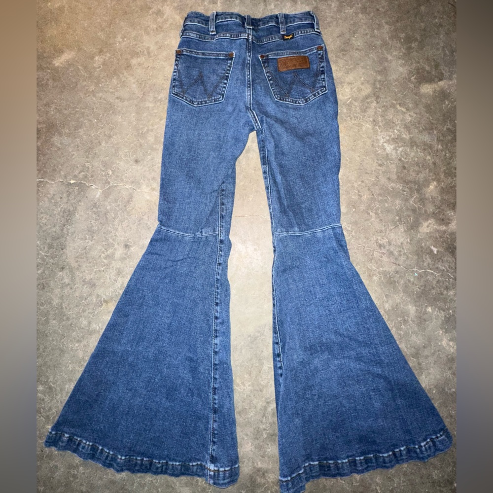 Wrangler Retro High Rise Trumpet Flare - Picture 2 of 3